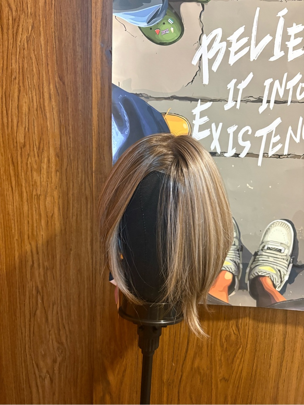 Short Layered Women's Wig in Light Brown with Blonde Highlights - Picture 2 of 11